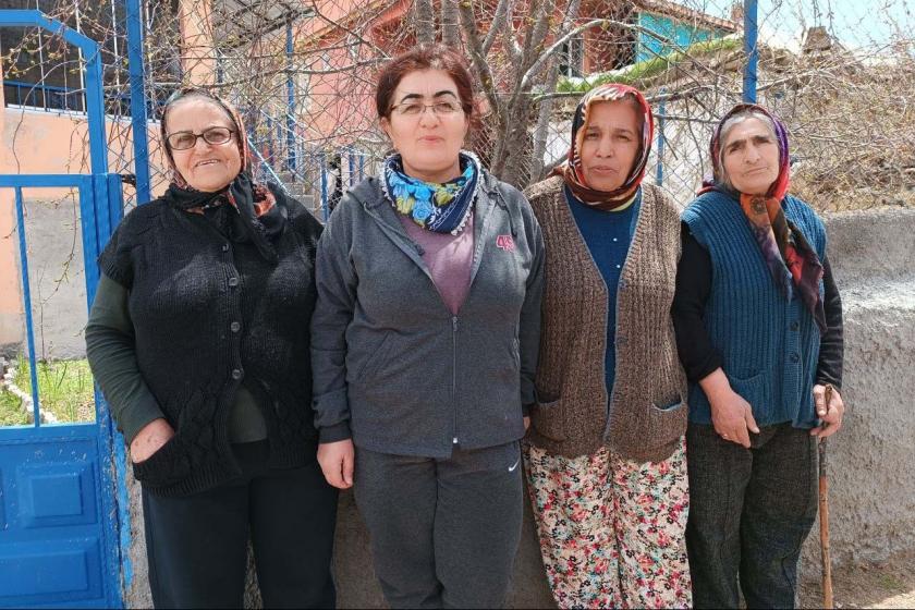 Kayseri’nin Sarız İlçesine bağlı Ördekli Köyü’nde depremde evleri zarar gören kadınlar 