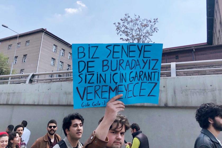 Biz seneye de buradayız ama sizin için garanti veremeyeceğiz yazılı döviz taşıyan gençler