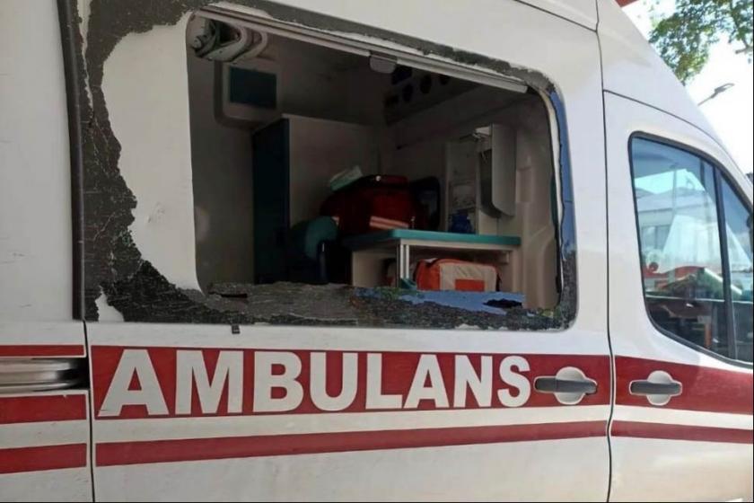 Sağlık ekiplerine çekiçli saldırıda ambulansın camı kırıldı