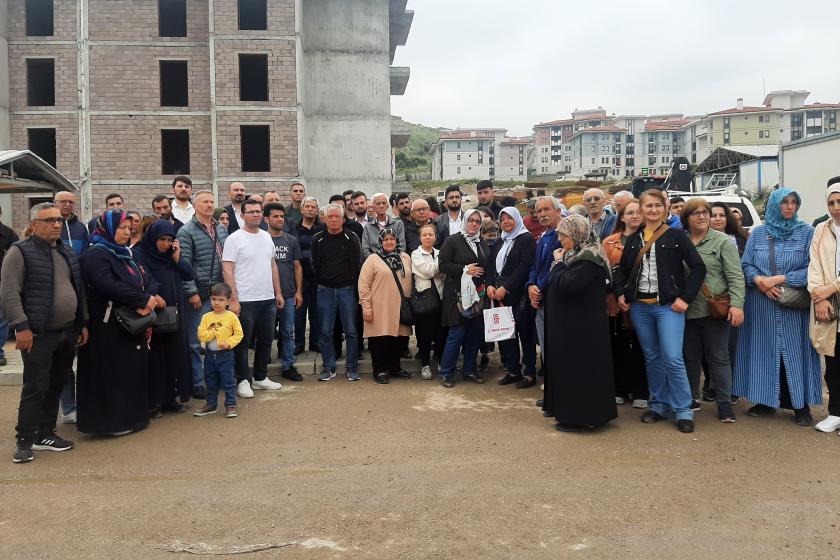 Manisa Akgedik'te TOKİ mağduru olan yurttaşların yaptığı açıklamadan fotoğraf.