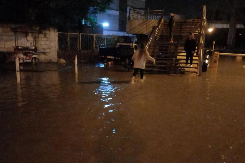 sağanak sonrası göle dönen sokak