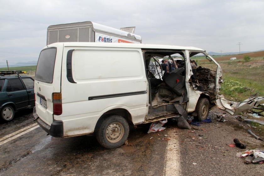 Tarım işçilerini taşıyan minibüsle kamyonet çarpıştı, 2 kişi öldü, 3 kişi yaralandı