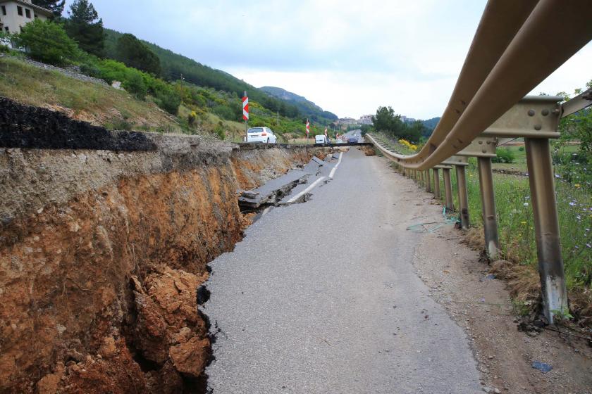 Muğla'da sağanak sonrası çöken yol