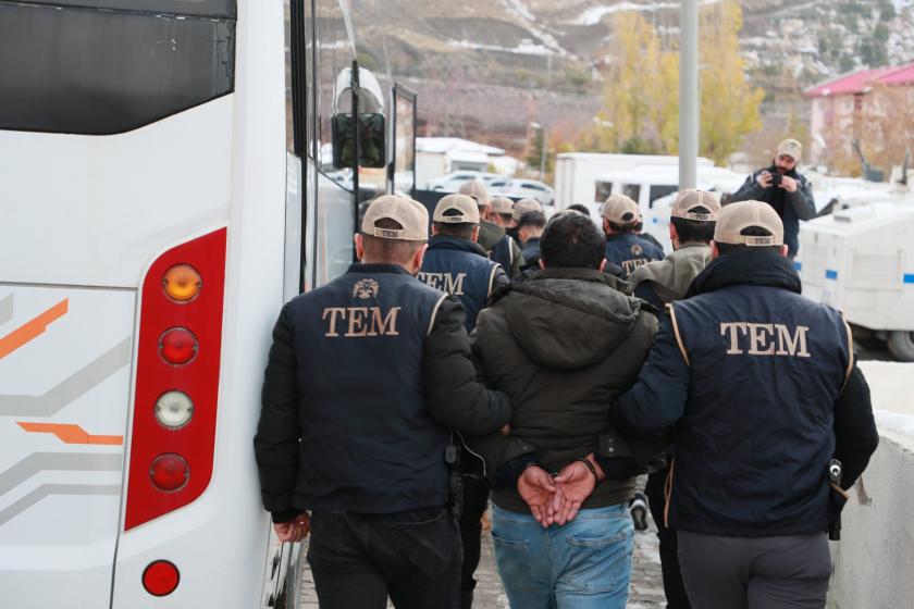 Gözaltına alınan minibüse götrülen gençler