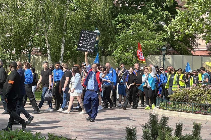 Greve çıkan Disneyland Paris çalışanları