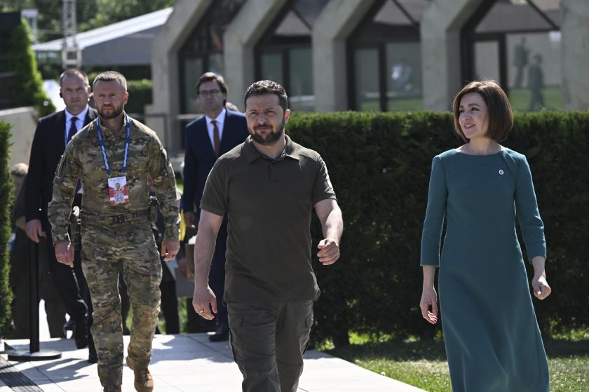 Moldova Cumhurbaşkanı Maia Sandu (sağda), Ukrayna Devlet Başkanı Volodimir Zelenskiy'i karşıladı