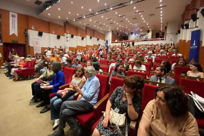 “Mahallemizin Kadınları Sinema Yapıyor” projesi kapsamında çekilen filmlerin gösterimi yapıldı.  