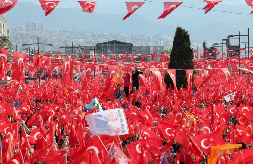 Erdoğan'ın katılımıyla İzmir'de Gündoğdu Meydanı’nda düzenlenen mitingdeki AKP ve Türk bayrakları