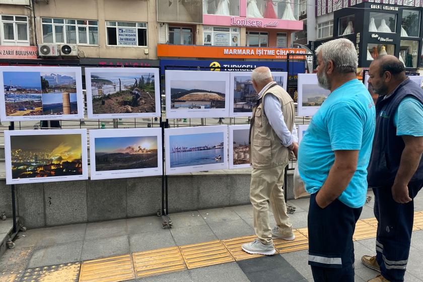 Sanayileşmenin yarattığı çevre tahribatına dair fotoğraf sergisine katılan işçiler 