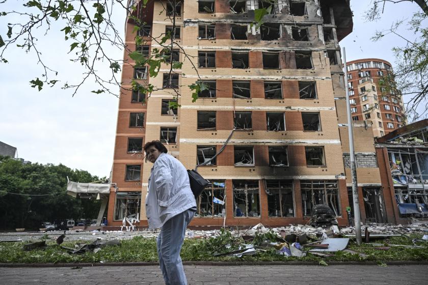 Odessa şehrine düzenlenen füze saldırısında hasar gören bir bina