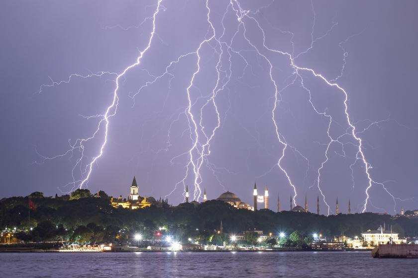 İstanbul'da şimşekli gece 