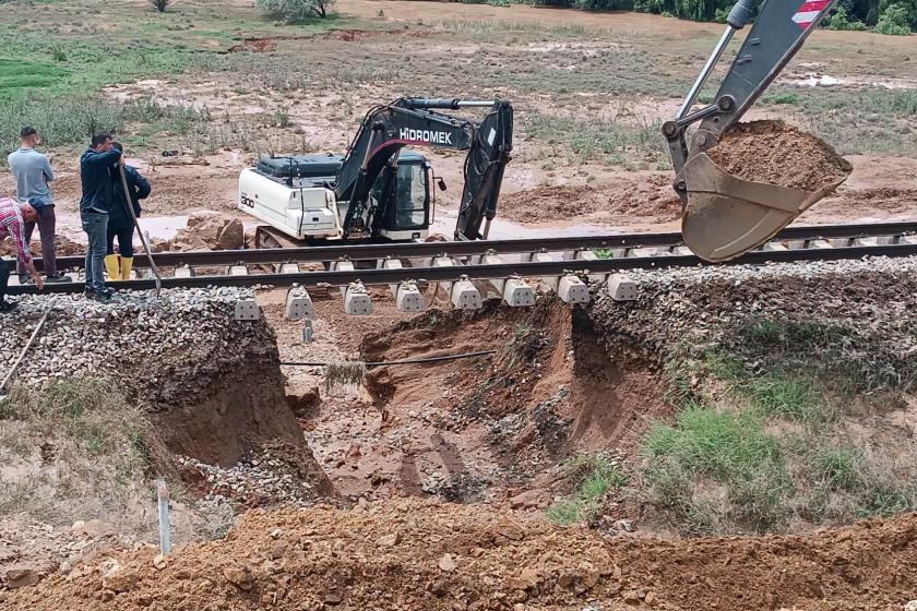 Kırıkkale sağanakta tren hattı hasar gördü