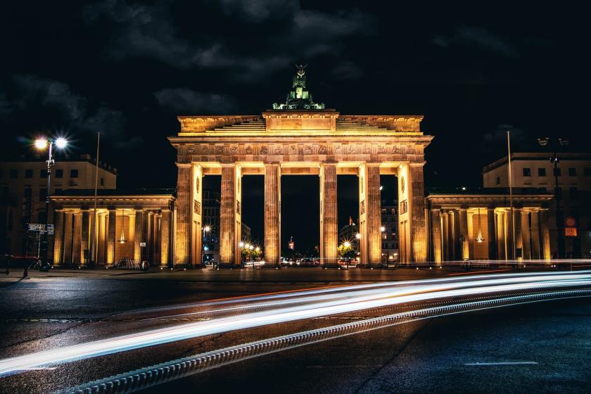 Almanya'nın başkenti Berlin'de bulunan Brandenburg Kapısı