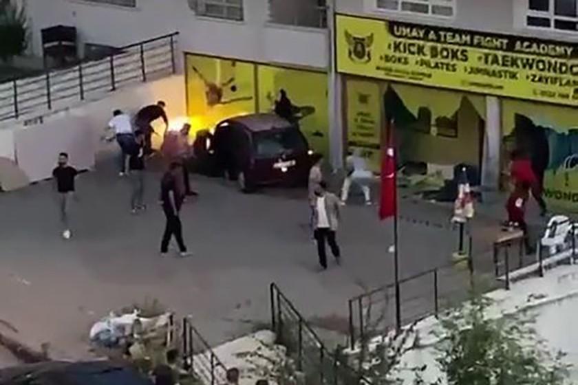 Kız öğrencisini taciz eden taekwondo hocası  darbedilirken