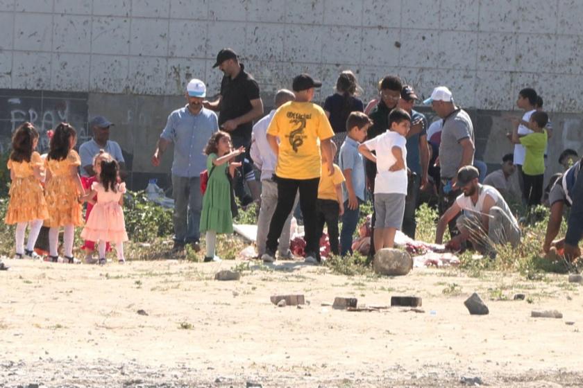 Esenyurt'ta kaçak kesim çocuklar izlerken