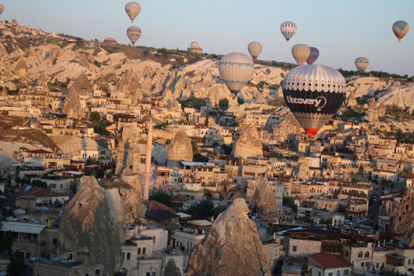 Kapadokya bölgesinde sıcak hava balonu turu yapanlar