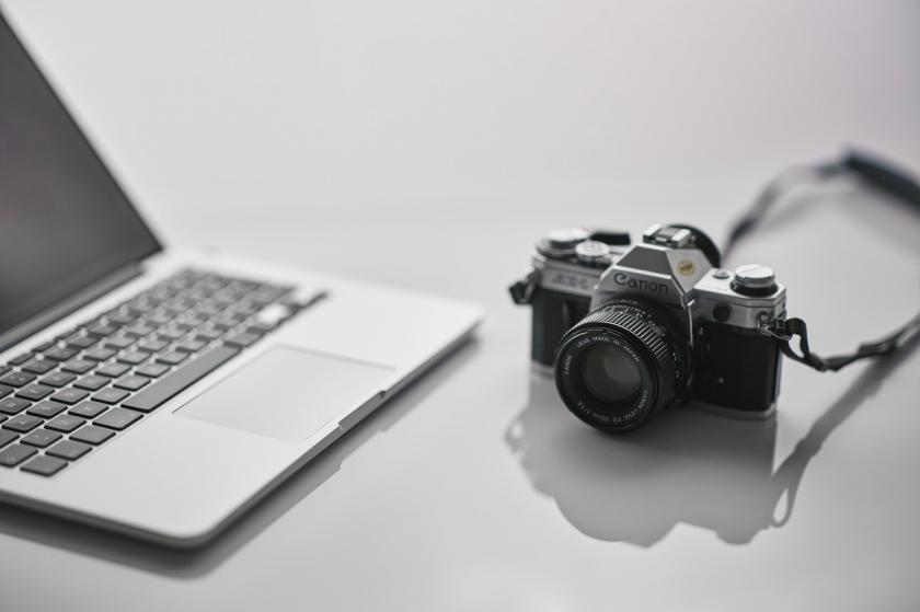 Gazetecinin fotoğraf makinesi ve bilgisayarı 