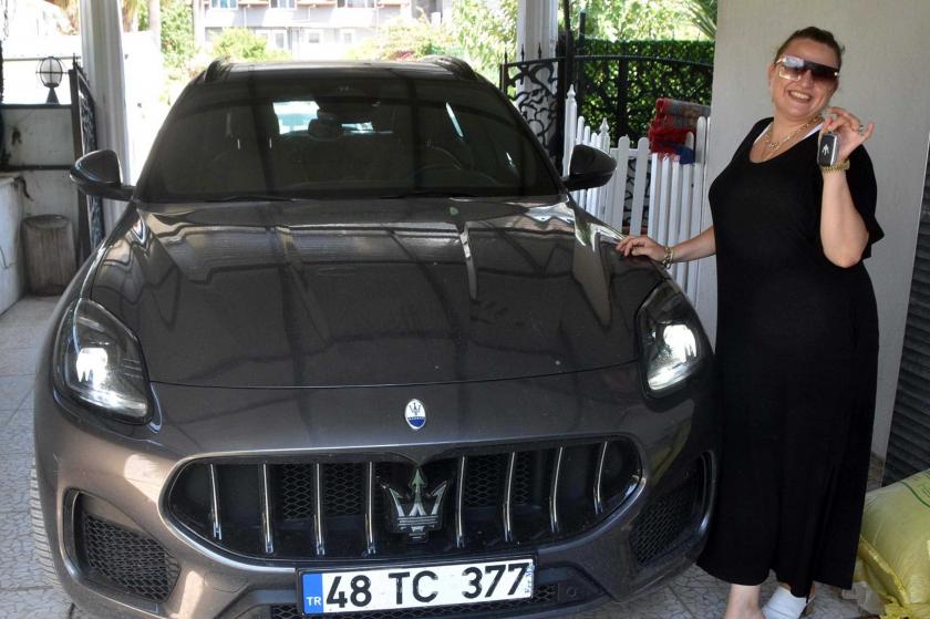 Polis memuru Hüseyin Tayfun Üçgül'ün eşi Özlem Üçgül, Maserati aracıyla birlikte