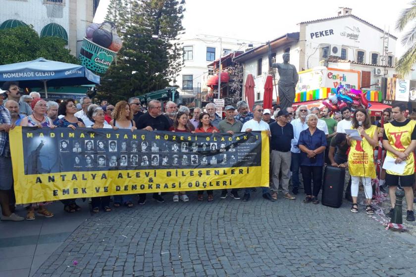 Madımak Katliamı'nın 30. yılında Antalya'da düzenlenen açıklamaya katılanlar