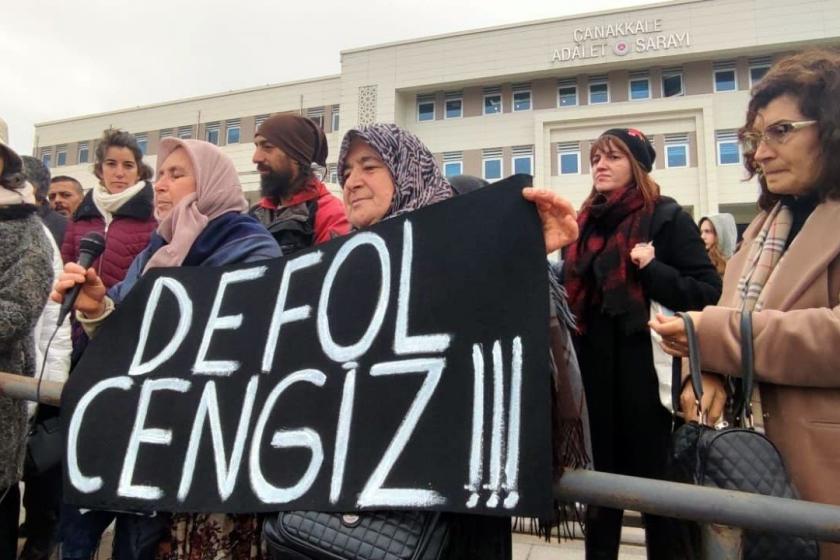 Adliye önünde kalabalık ve defol Cengiz yazan döviz