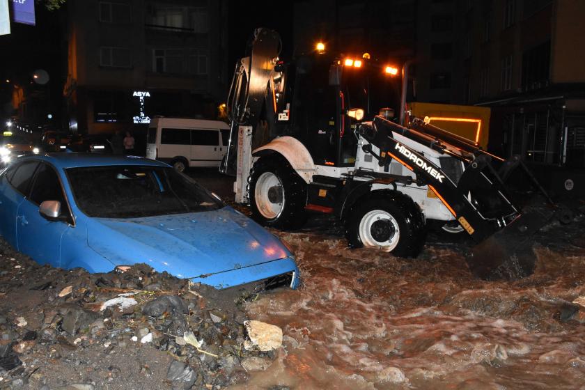 Toprak altında kalan iş makinesi.