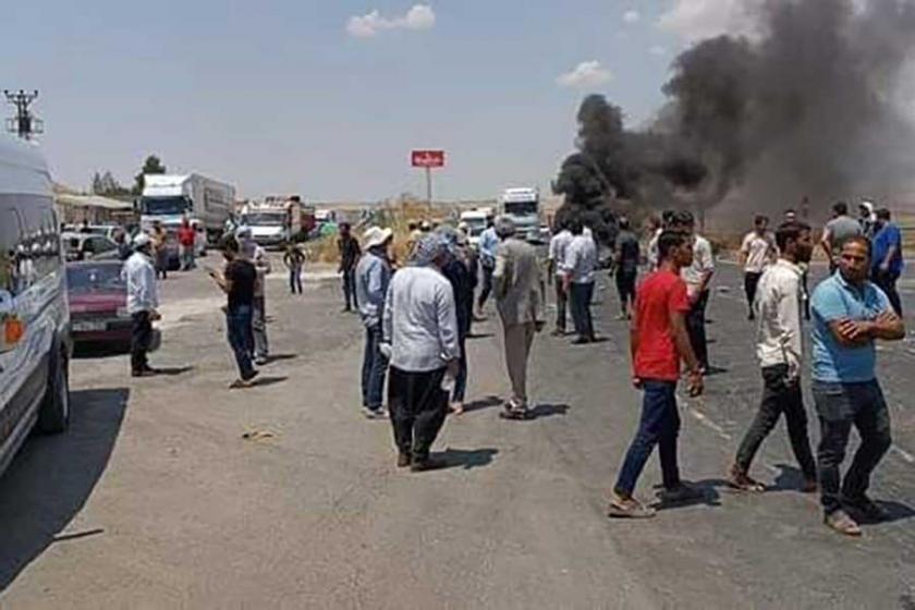 Urfa Viranşehir'de yol kapatma eylemi düzenleyen çiftçiler