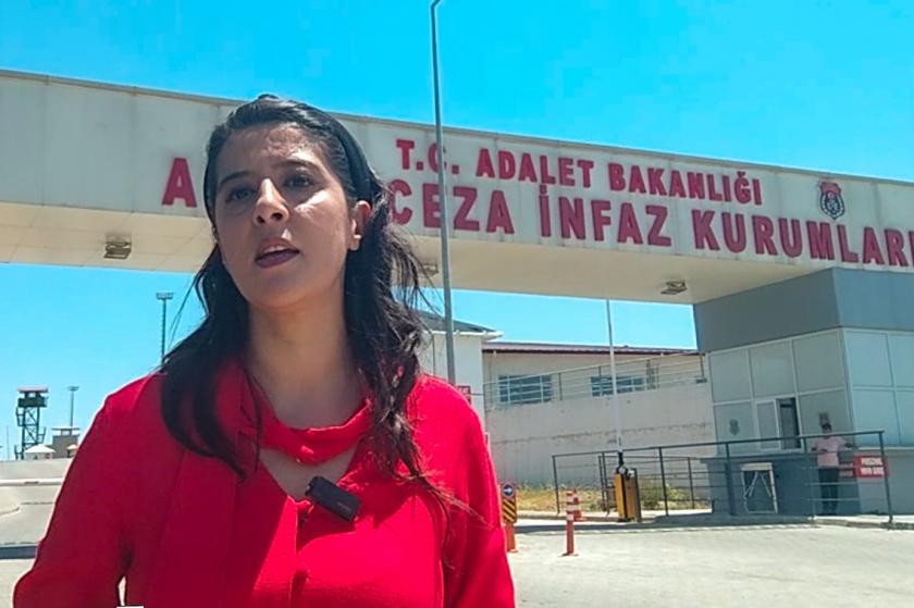 EMEP Gaziantep milletvekili Sevda Karaca Kürkçüler Cezaevi önünde