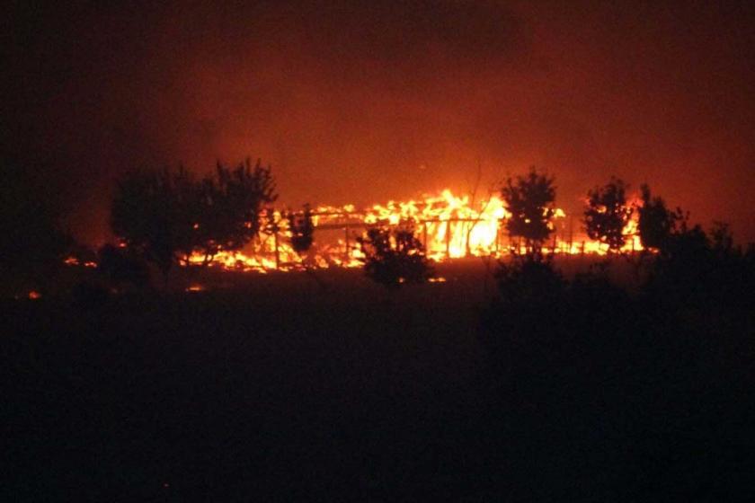 Çanakkale'nin Kızılkeçili köyünde başlayıp Kemel köyüne sıçrayan orman yangını