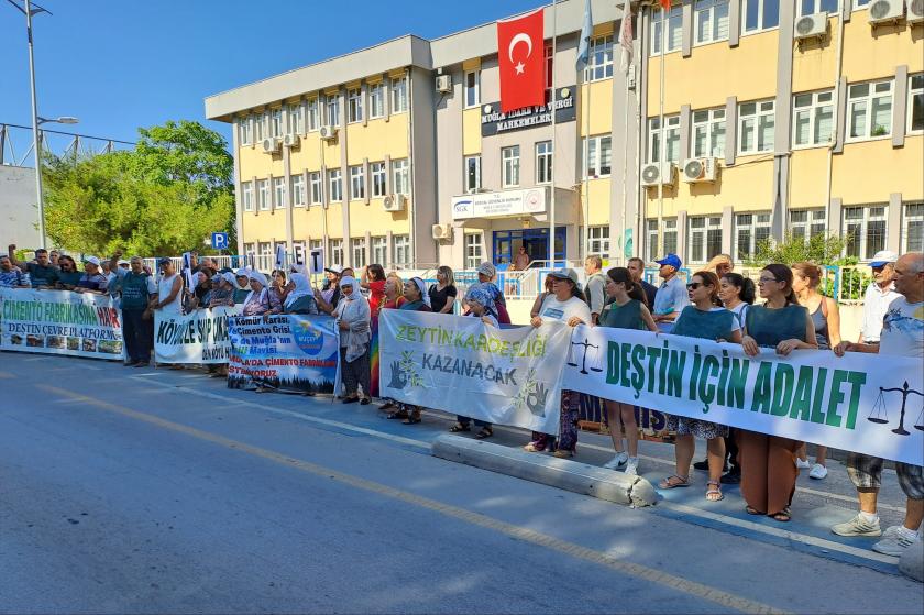 Muğla çimento fabrikasına karşı adalet nöbeti tutan köylüler. 