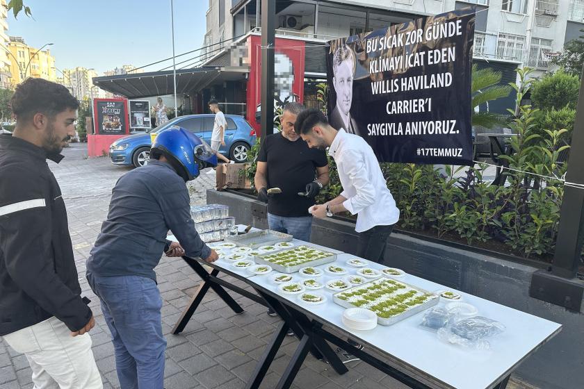 Adana'da klimanın mucidi için tatlı  dağıtan yurttaşlar