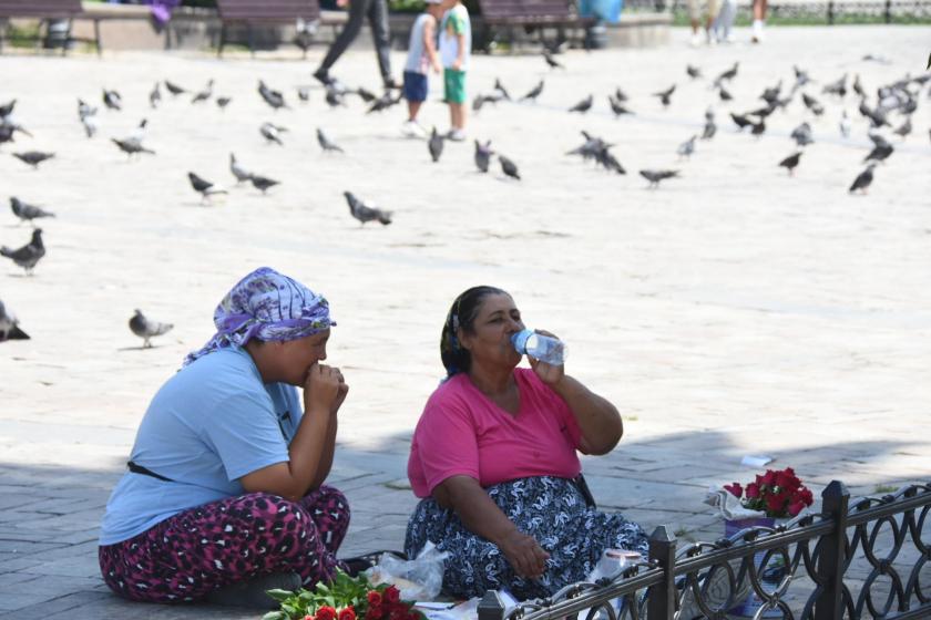 Sıcak havada gölgede oturanlar