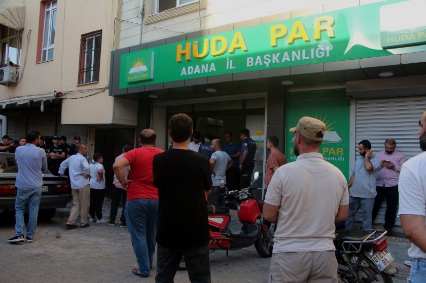 Hüda Par Adana İl Başkanlığı önü