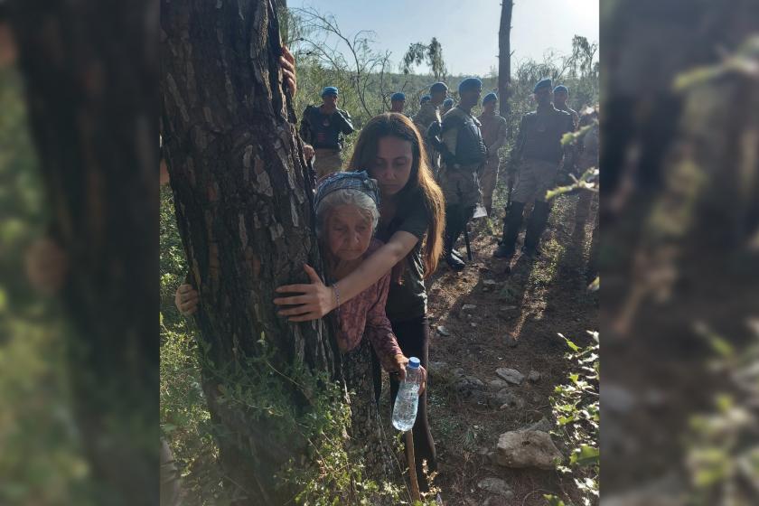 Akbelen'de 88 yaşındaki  Zehra Yıldırım ve torunu Esra Işık ağaça sarılarak kesimini engellemeye çalışıyorlar. 