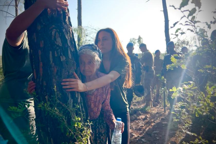 Akbelen'de 88 yaşındaki  Zehra Yıldırım ve torunu Esra Işık ağaça sarılarak kesimini engellemeye çalışıyorlar. 