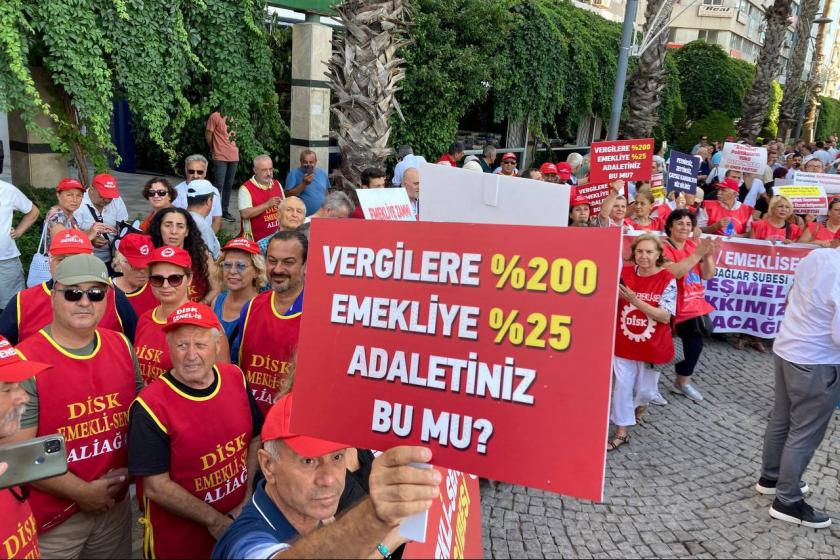 CHP üyeleri vergi zamlarını protesto etti