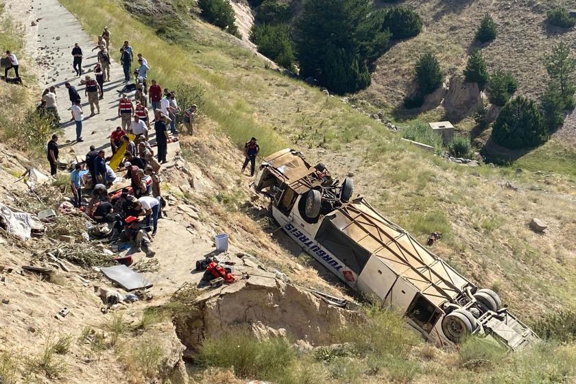 Viyadükten düşen otobüs