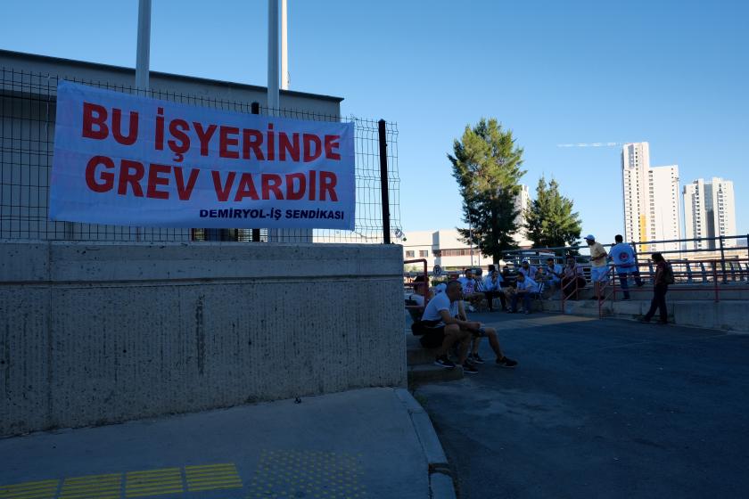 İzmir'de greve çıkan metro işçilerinin grev pankartı