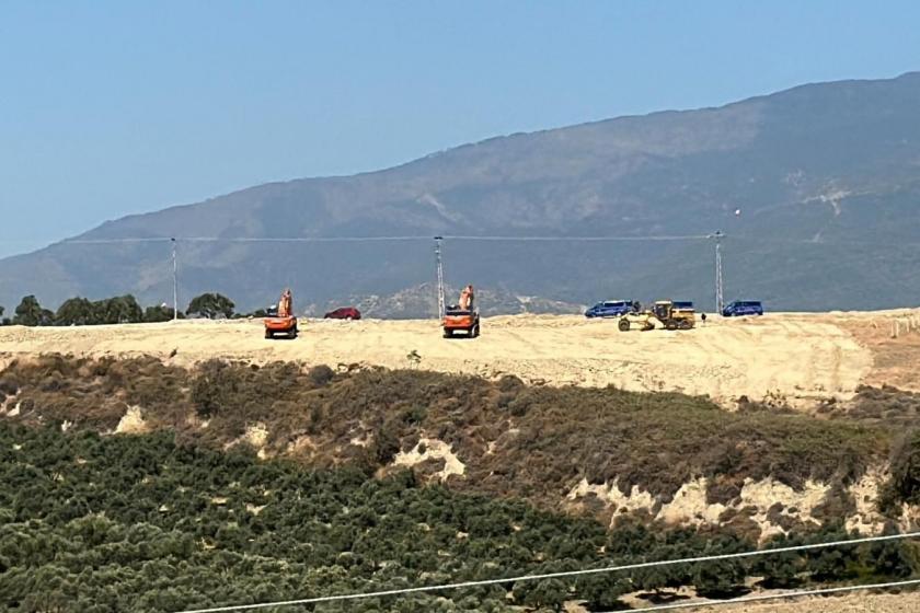 Hatay'ın Dikmece köyünde tarım arazilerine TOKİ inşaatı için TOMA ve iş makineleriyle  girildi