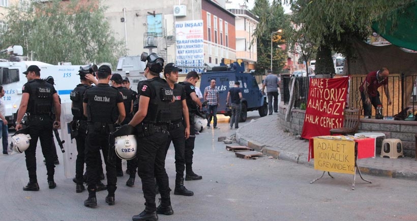 Açlık grevi yapan Halk Cephesi üyelerine polis baskını