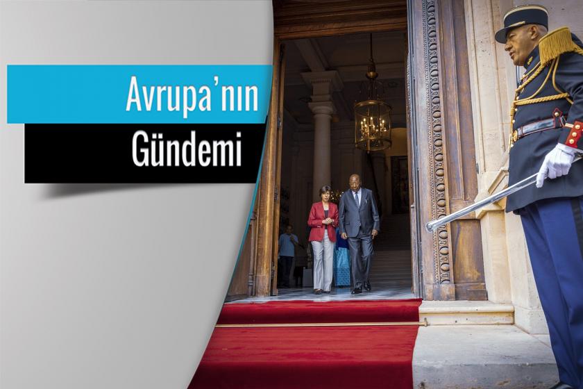 Fransa Dışişleri Bakanı Catherine Colonna (solda), eski Nijer Başbakanı M. Ouhoumoudou Mahamadou (sağda) bir kapıdan dışarı çıkıyor.