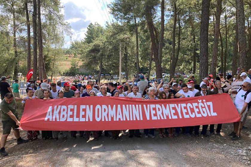 Akbelen Ormanını vermeyeceği yazılı pankart taşıyan kalabalık