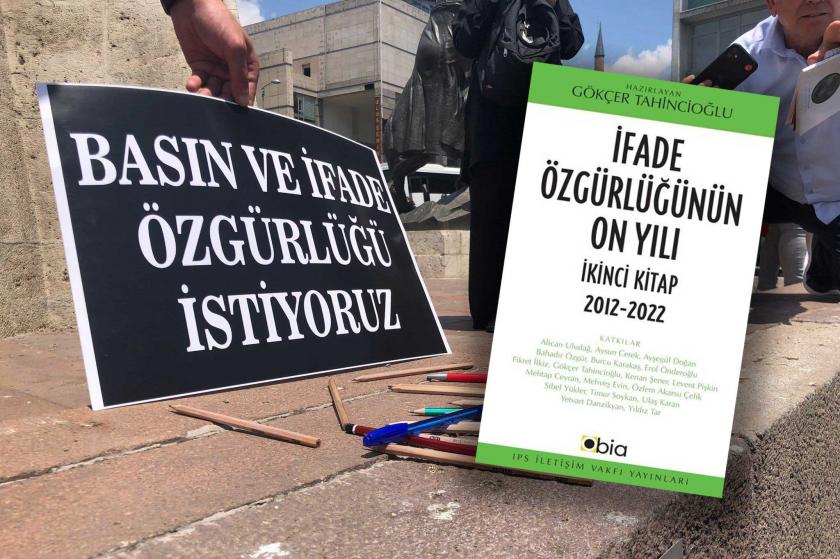 'Basın ve ifade özgürlüğü istiyoruz' dövizi ve 'İfade Özgürlüğünün On Yılı - İkinci Kitap' kapağı