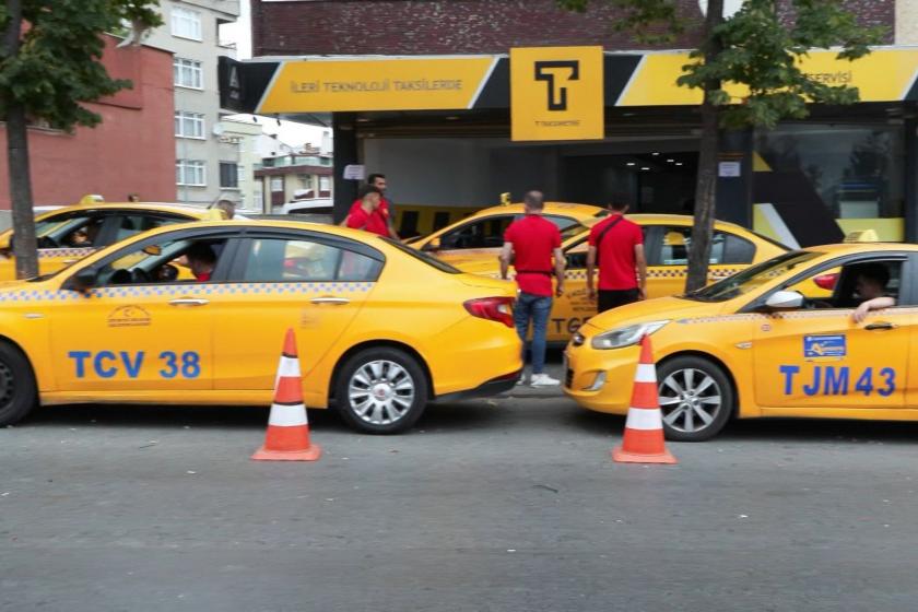 Taksimetre güncellemesi bekleyen taksiler