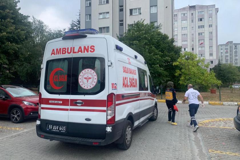 Ambulansla olay yerine giden sağlık ekibi