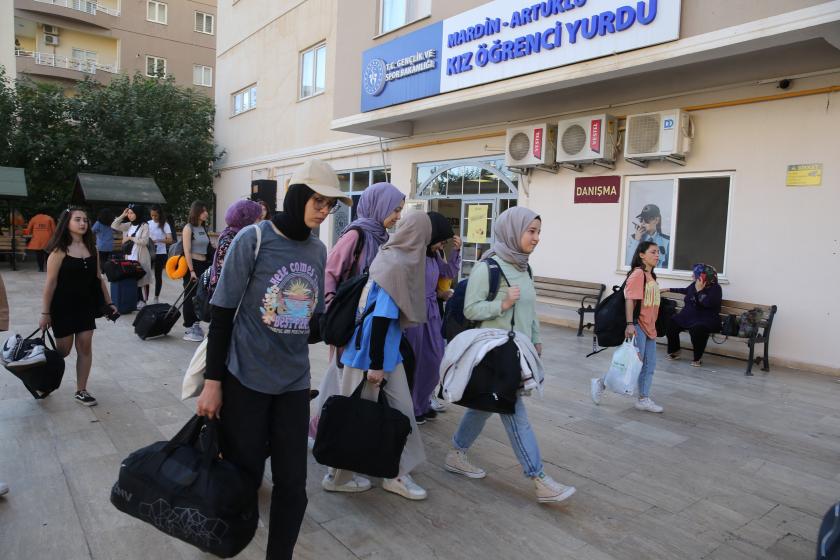 Hacettepe Üniversitesi öğrencileri yurttan taşınırken çekilen fotoğraf