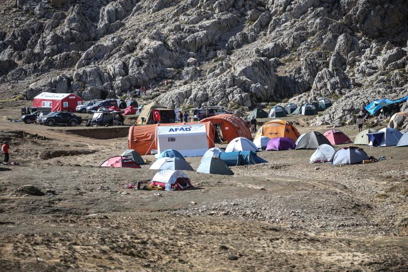 Mersin'de mağarada rahatsızlanan ABD'li Dickey'in tahliyesi için çalışması yapanlar