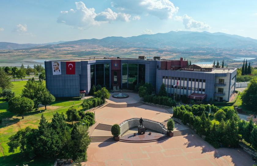 Kahramanmaraş Sütçü İmam Üniversitesi binasının dışarıdan görünümü