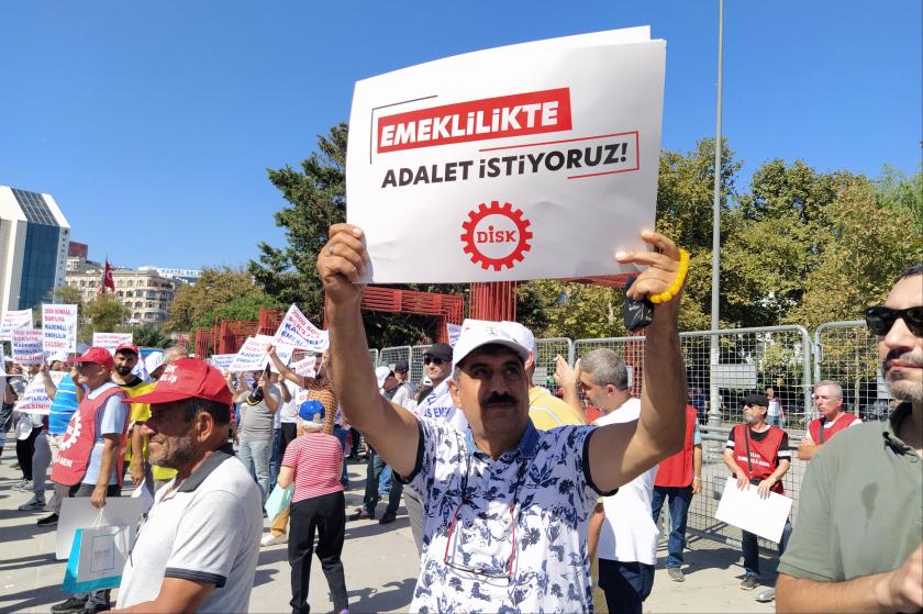 'Emeklilikte adalet istiyoruz' yazılı döviz tutan bir emekli