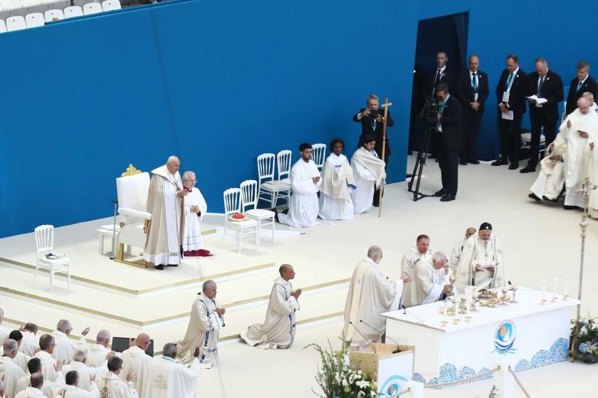 Papa Franciscus, Fransa'nın Marsilya kentindeki Velodrome Stadı'nda düzenlenen ayini yönetti.