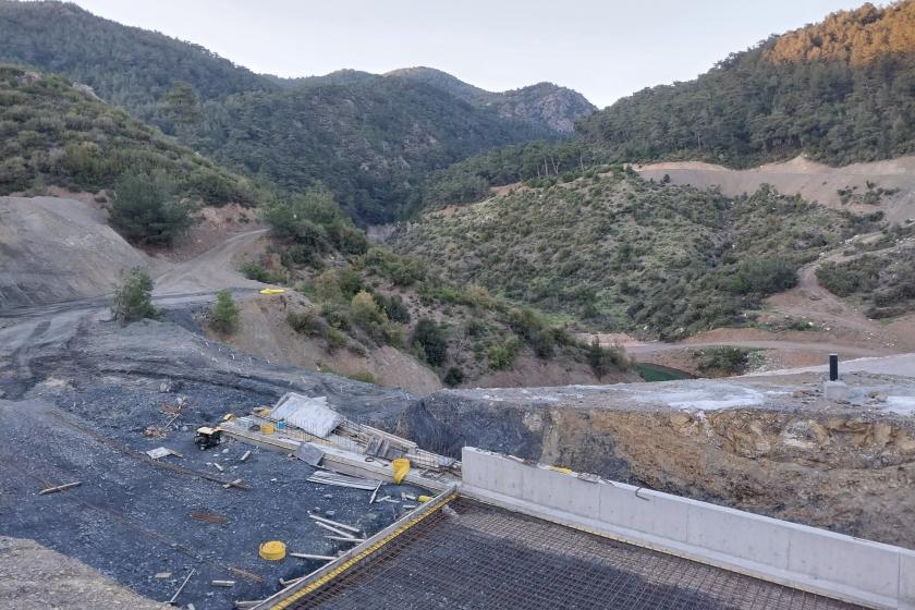 Kemalpaşa Ansızca'da yapımı süren baraj inşaatının orman içerisinde yer alan betonlarının fotoğrafı